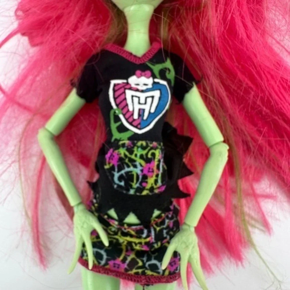 Monster High 2008 Mattel Venus McFlytrap Doll Pink Hair Green Outfit‎ Shoes